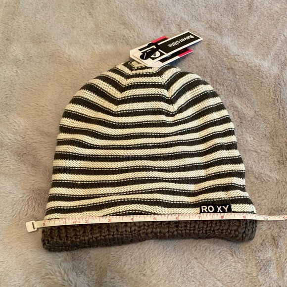 Roxy Rally Time reversible striped beanie, charcoal and white stripe, NWT - Picture 9 of 10